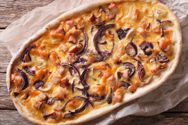 Symbolfoto: Flammkuchen mit Pilzen ähnlich einer Pizza