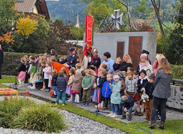 Die Kinder vom Kindergarten Lieserhofen bei der Heldengedenkfeier