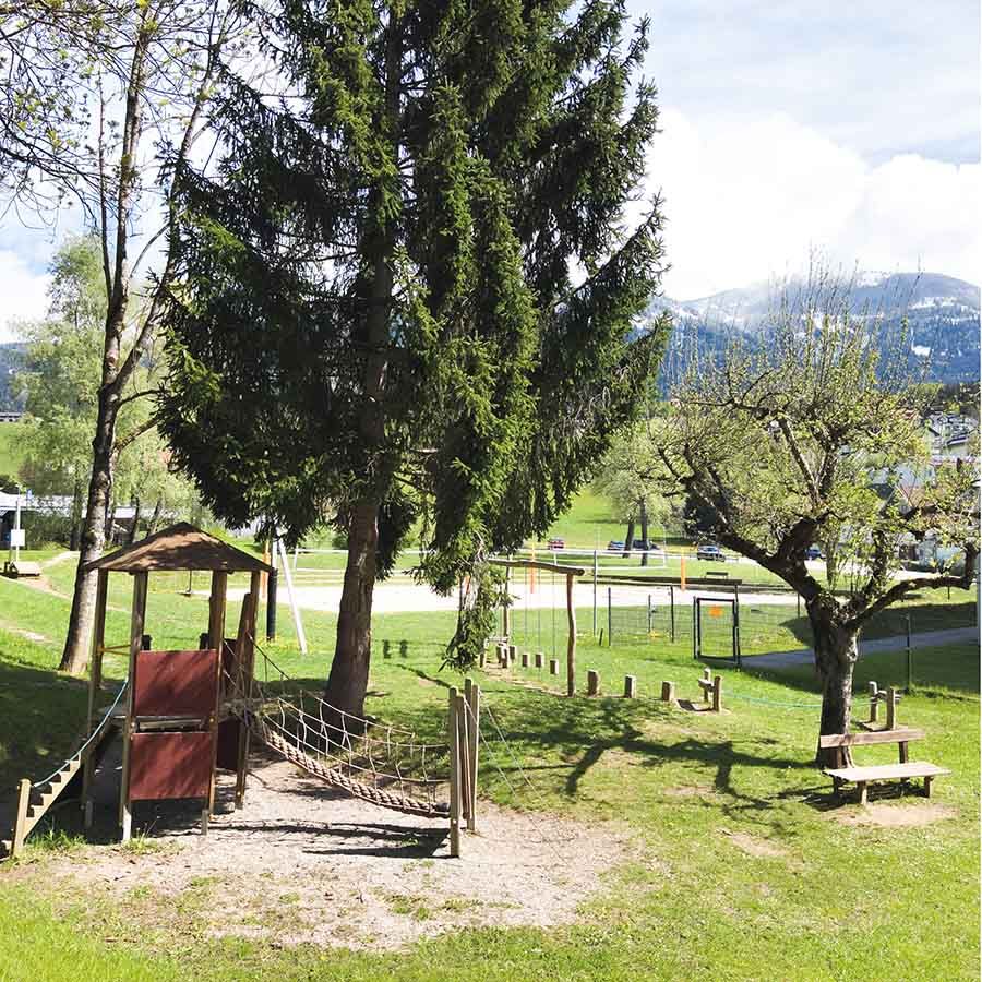 Der Speilplatz am Klauberpark ist unter einem Tannenbaum gelegen, er verfügt über eine Rutsche und einen Kletterturm aus Holz. 