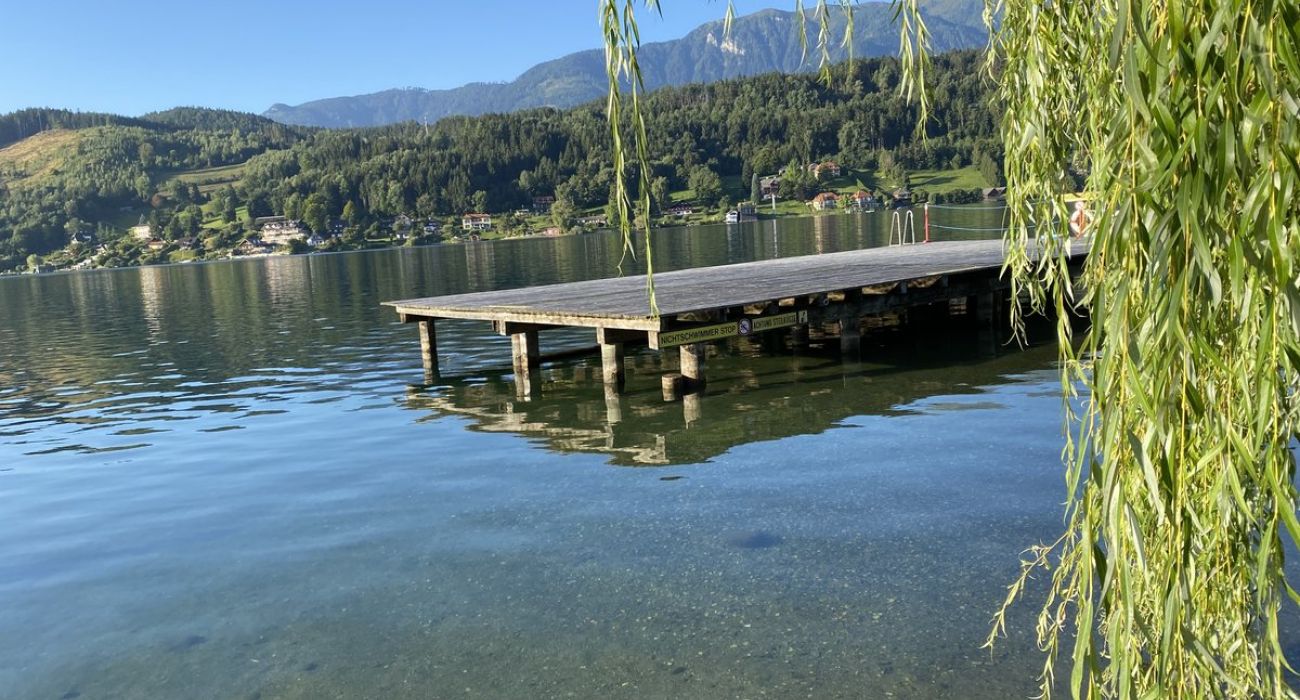 Der Badesteg schwebt nur wenige Zentimeter über dem Wasser und bietet Ihnen eine direkte Verbindung zum See.