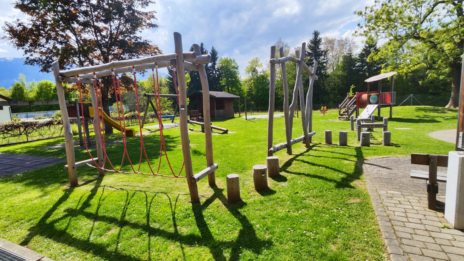 Spielplätze sollen fgür alle Altersklassen auch Eltern wieder atraktiver werden. Auf dem Bild sieht man den Spielplatz vom Kindergarten in Lieserhofen. 