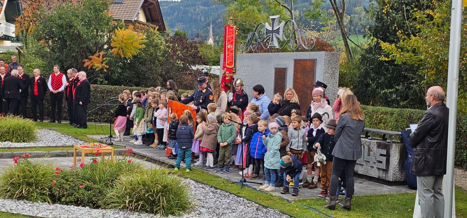 Die Kinder vom Kindergarten Lieserhofen bei der Heldengedenkfeier