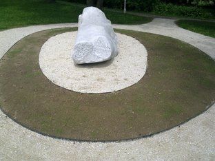 Die Abstrakte Skulptur aus einer anderen Perspektive im Klingerpark. 