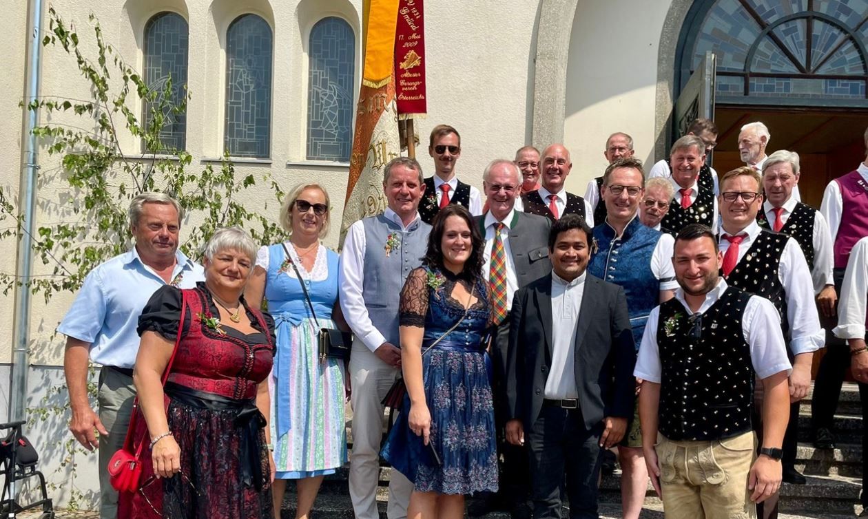 Der Seebodner Kirchtag mit zahlreichen Besuchern. Die Besucher stehen vor der Kirche in Seeboden und tragen Tracht.