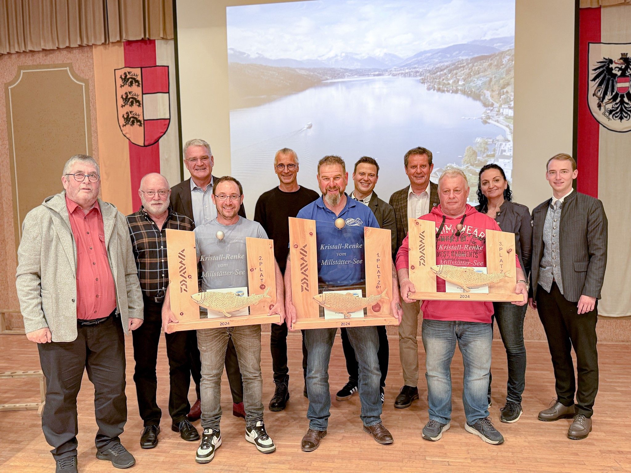 v.l.n.r. Ino Bodner (Obmann Fischereiverband), Herbert Ambrosch (Fischereiverwalter), Alexander Thoma (Bgm. Millstatt), Mathias Schmid (2. Platz), Christian Pototschnig (Hauptsponsor DAIWA) Franz Hribernik (1. Platz), Christopher Pucher (Fischereiverband), Thomas Schäfauer (Bgm. Seeboden), Peter Reichl (3. Platz), Sabine Egger (TVB Seeboden), Fabian Nikolasch (Fischer Millstatt)