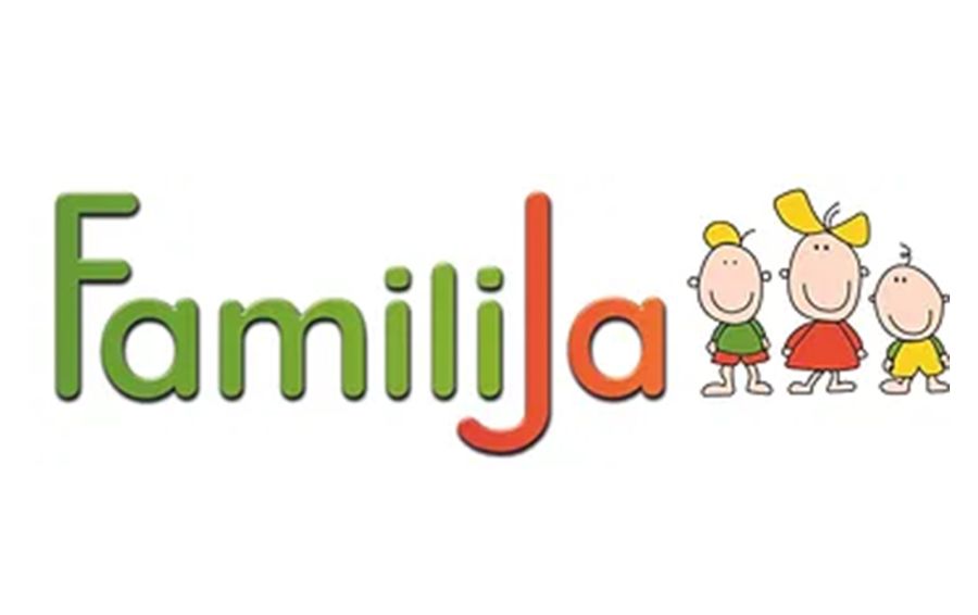 Das Logo von FamiliJa ist mit einem grünen Schriftzug ausgestattet das Ja ist in orange. neben dem Schriftzug steht eine gezeichnete Familie. Über den Link gelangen Sie direkt zu FamiliJa und erhalten alle Informationen aus erster Hand. 