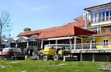 Die Baustelle im Ertlbad mit dem Bagger im Garten