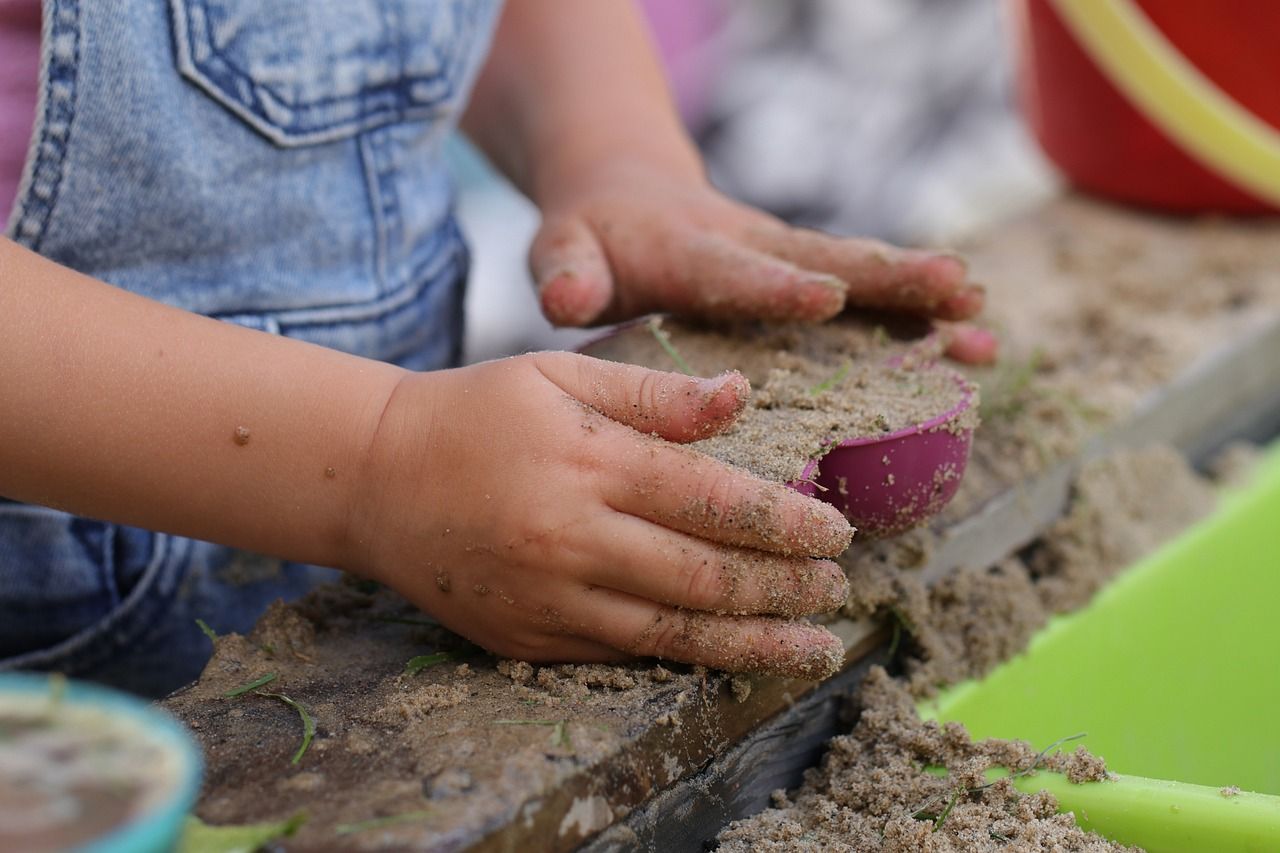 Kinderhände Spielen mit Sand