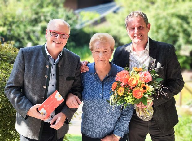 Sie sehen am Bild: Ing. Hans Kapeller, Frau Engelberta Schiffer und BGM Thomas Schäfauer bei der Übergabe