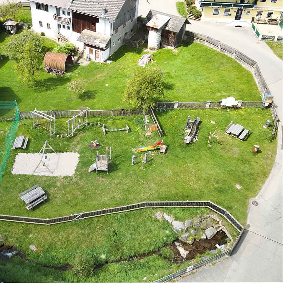 Der Spielplatz in PUKK hat vieles zu bierten, eine Rutsche und schaukeln in Ländlicher umgebung. es gibt auch einen Wasserquelle nebenan. 