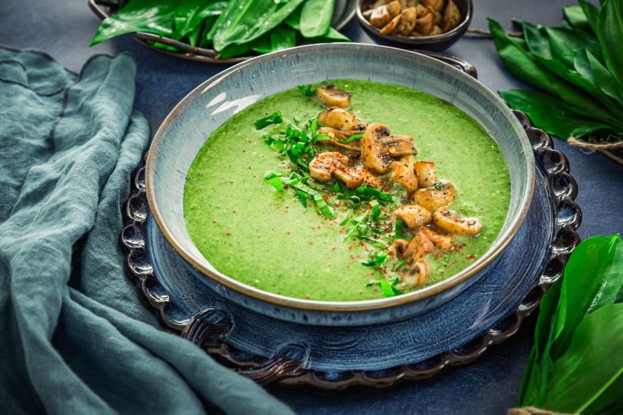 Symbolfoto: Wildkräuter Suppe mit Pilzen