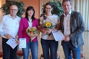 Die Pflegeoffensive war ein Erfolg – auf dem Foto: 2. Vizebgm. Ing. Hans Kapeller, Birgit Brandstätter, Maria Arrich und BGM. Thomas Schäfauer bei der Blumenübergabe.