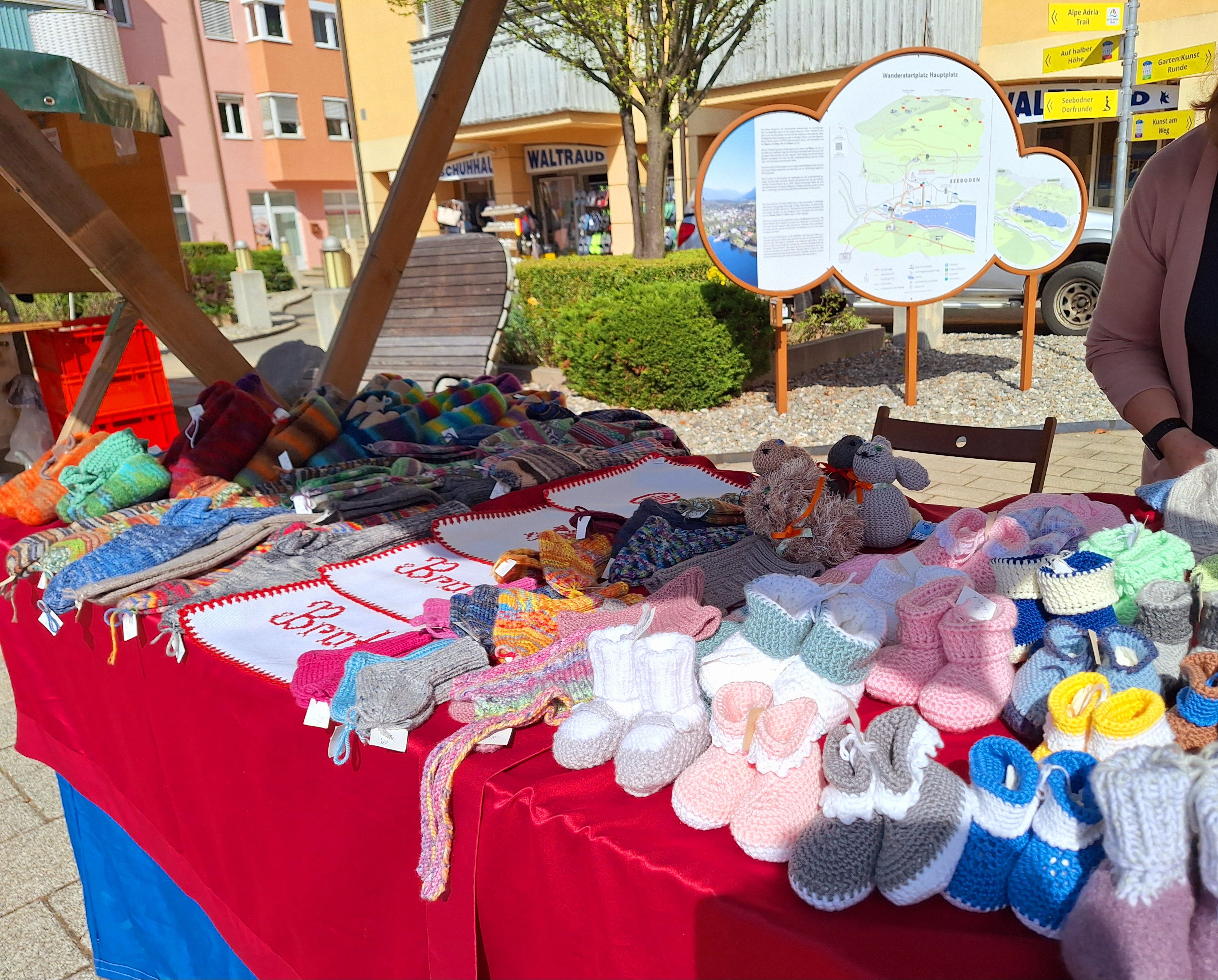 Selbst gehäkeltes wird zusätzlich angeboten, für Kinder Socken oder Kappen alles mit Liebe Gestrickt und gehäkelt.