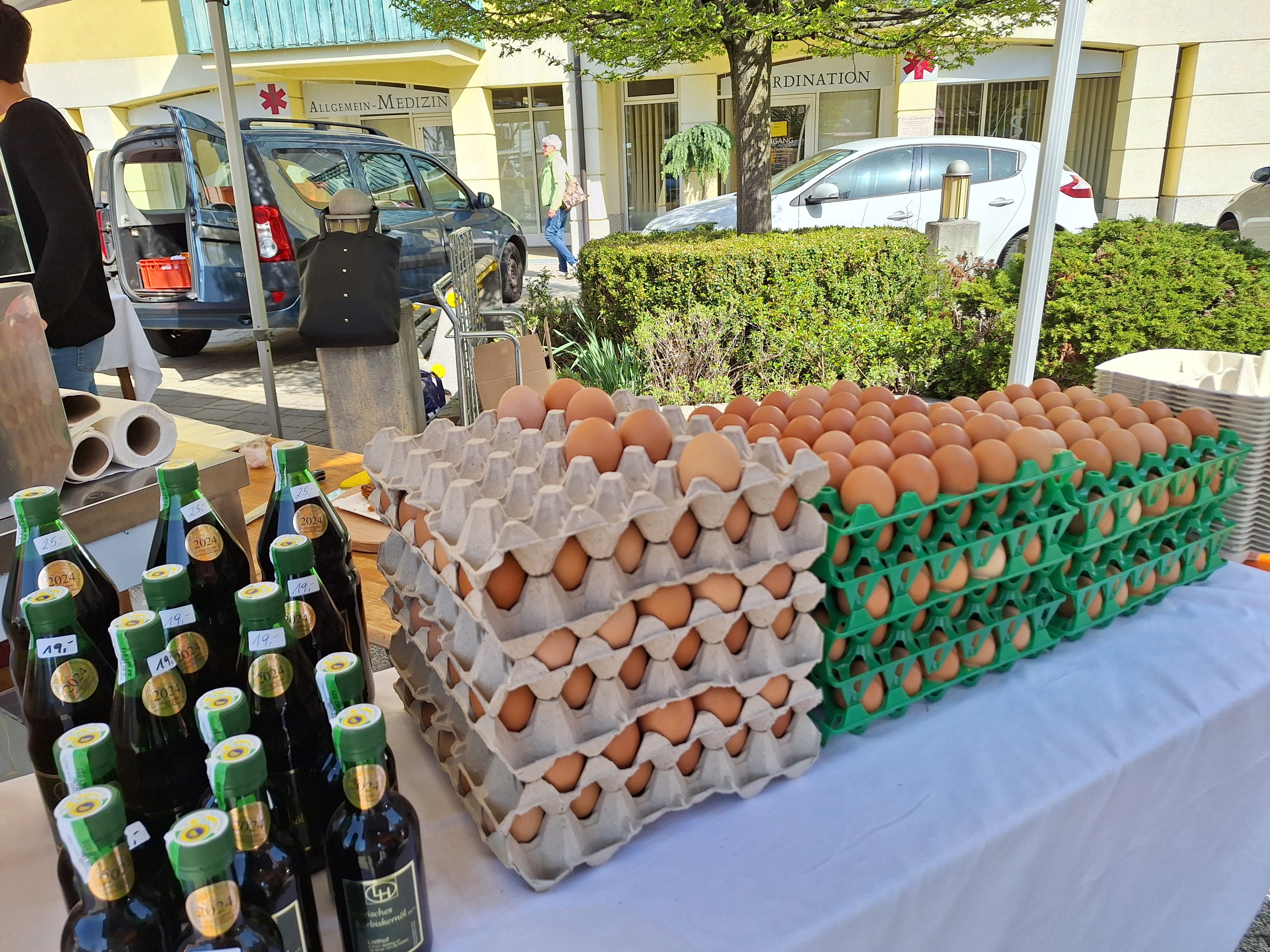 Sie sehen einen Marktstand mit zahlreichen Eiern zum Verkauf angeboten