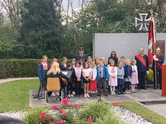 Die Kinder der VS Lieserhofen Singen bei der Heldengedenkfeier in Lieserhofen.