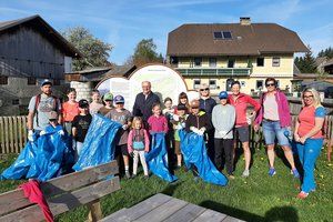 Das Flurreinigungsteam aus Kötzing und Treffling. Eine Gruppe von Leuten steht zusammen und freut sich der Natur etwas Gutes zu tun.