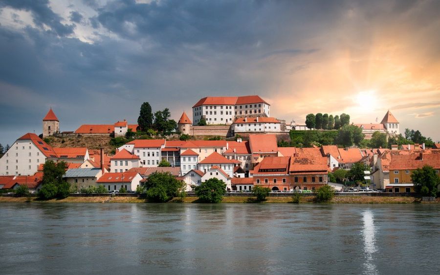 Eine Stadt in Slowenien mit vielen alten Gebäuden.