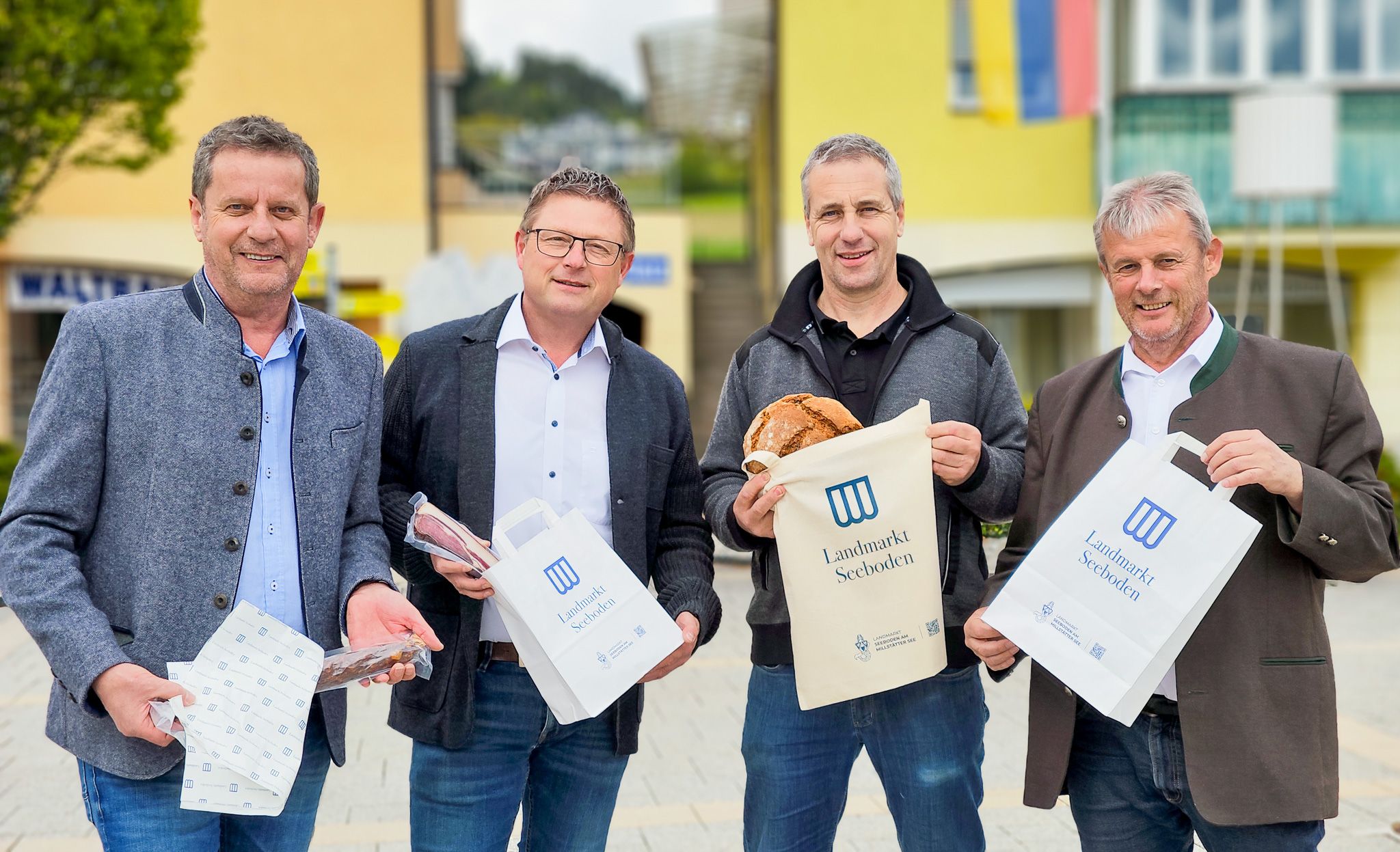 Das neue Layout des Landmarkt Seeboden am Foto sind: Bgm. Thomas Schäfauer, Leiter TVB Seeboden Hellmuth Koch, Obmann Landmarkt Adolf Mussnig und GV Horst Zwischenberger