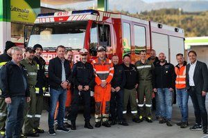 Sie sehen alle Einsatzkräfte von Seeboden mit Politikern vor einem Feuerwehrauto. Der Test der Exekutive wurde positiv abgeschlossen.