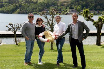 Sigismund Moerisch, Ulrike Ertl mit Hellmuth Koch und Bürgermeister Thomas Schäfauer im Strandbad