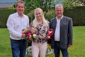 Ein Foto von der Siegerin Tamara bei der Übergabe eines Blumenstraußes- mit BGM Thomas Schäfauer und Horst Zwischenberger.