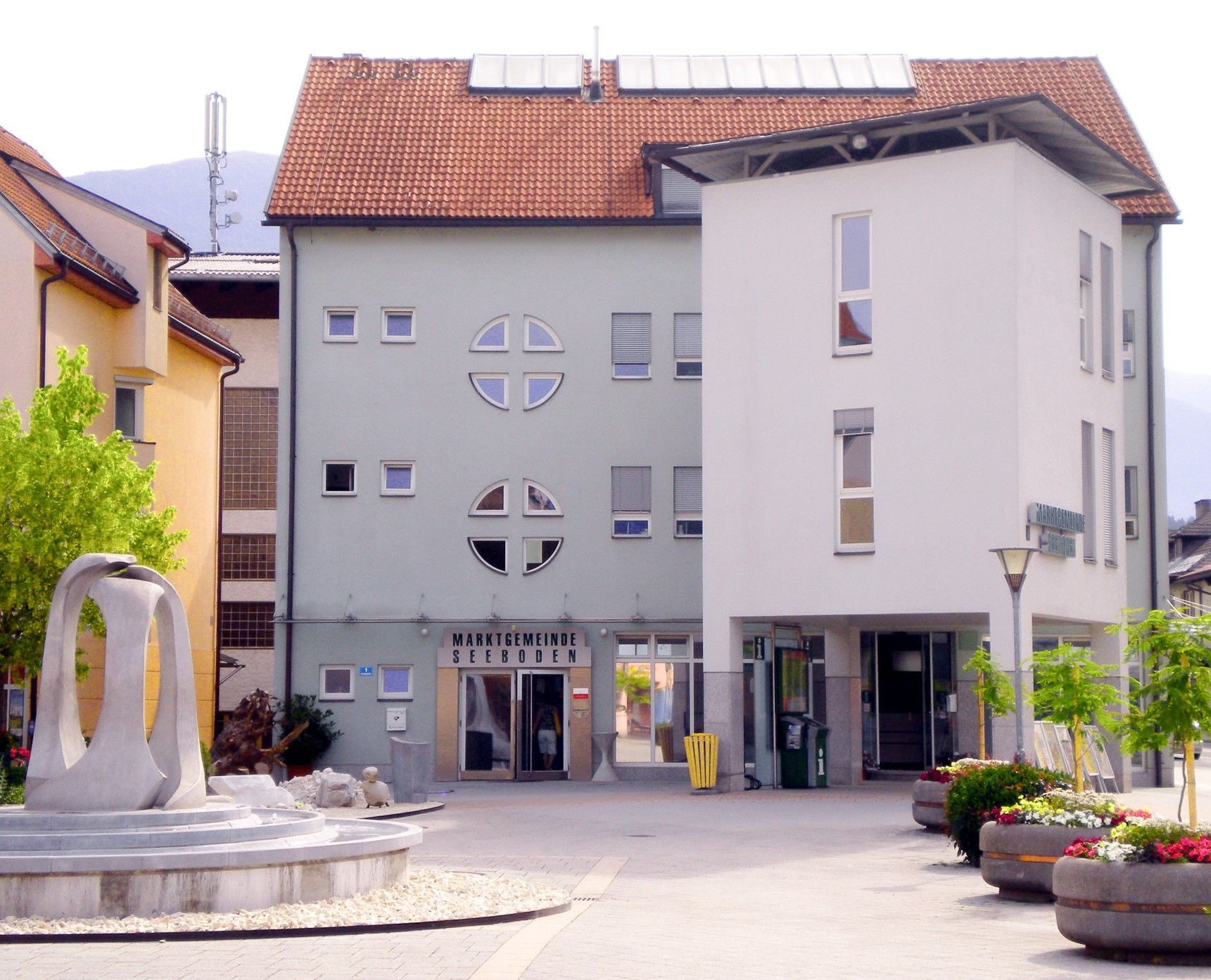 Auf dem Foto sehen Sie das Gemeindeamt und einen Teil vom Hauptplatz in Seeboden.