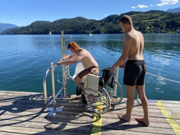 Mit der Vorrichtung aus Eisen, kann sich die Person selbst auf den dafür vorgesehenen Sitz schwingen.