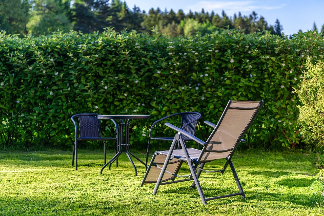 Sie sehen ein Bild mit einer Sonnenliege die im Garten steht -  Symbolfoto