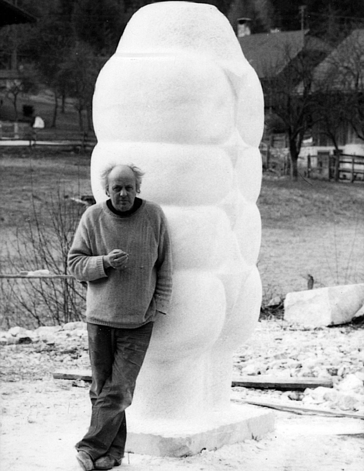 Otto Eder eine großaufnahme vor sseiner Skulptur in schwarz- weiß