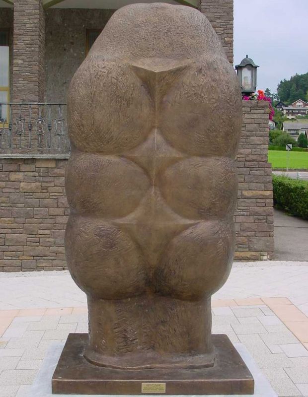 Eders “Große weibliche Figuration II“ die braune Bronzeskulptur steht am „Prof. Otto-Eder-Platz“ vor dem Kulturhaus Seeboden