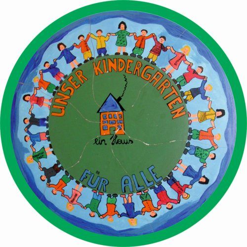 Das Logo des Pfarrkindergarten Seeboden besteht aus einem Gemälde – Kinder stehen im Kreis und das Haus ist in der Mitte abgebildet.