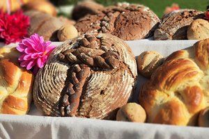 Ein Fest der Tradition und Dankbarkeit in Seeboden -  man sieht das Brot schön geschmückt in einem Körbchen