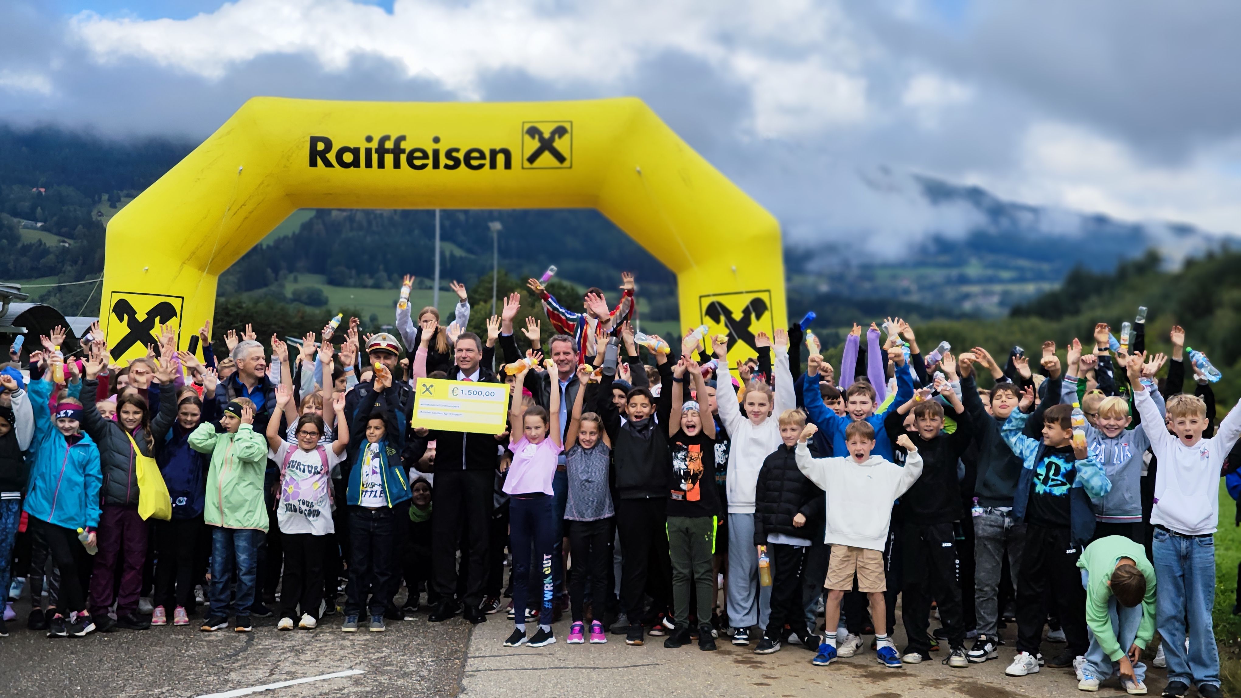 Alle Kinder auf einem Foto: Gemeinsam bewältigten die jungen Läufer eine beeindruckende Strecke von 2.575 Kilometern.