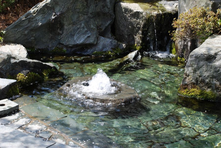 Ein Bild mit einer Wasserquelle-Saijo heißt zu deutsch- vom Wasser umgeben