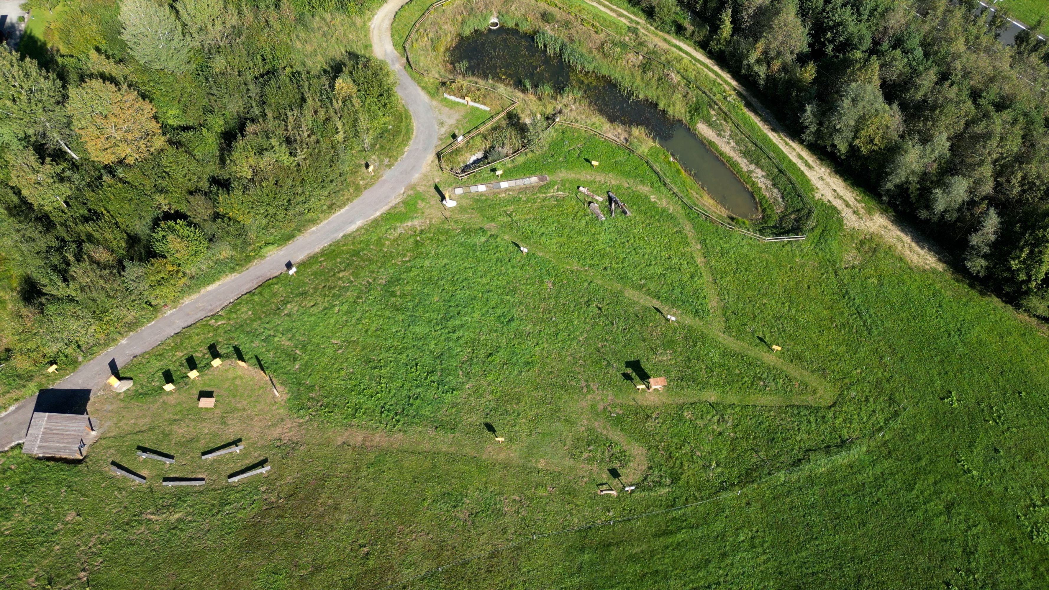 Ein Luftbild mit der Drohne genommen vom Gelände des Naturlehrpfades am Lurnbichl.