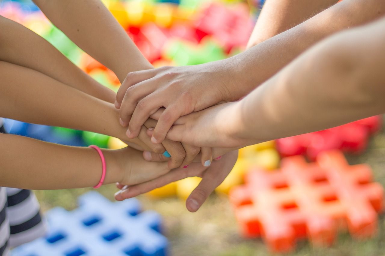 Symbolfoto - Kinder die dsich die Hände halten