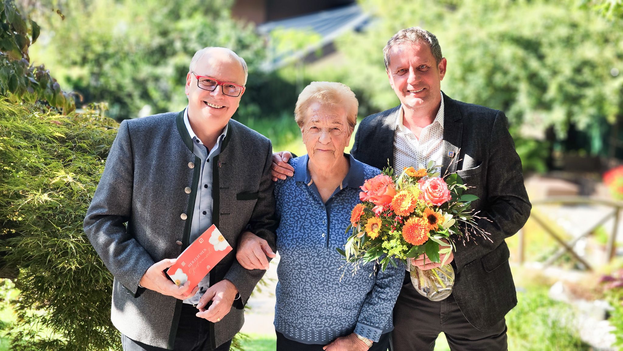 Sie sehen am Bild: Ing. Hans Kapeller, Frau Engelberta Schiffer und BGM Thomas Schäfauer bei der Übergabe