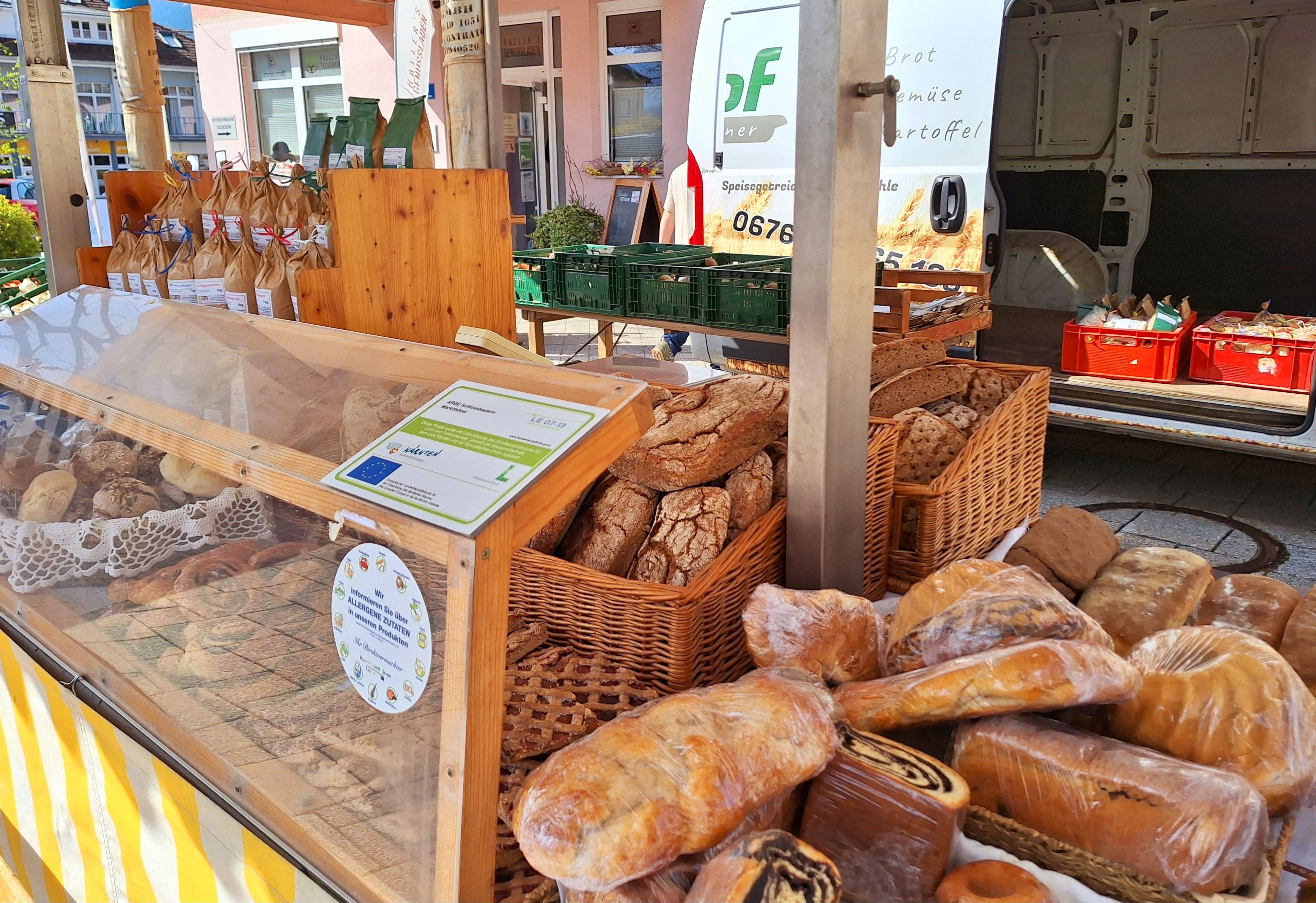 Frisches Gebäck wird angeboten: Sie sehen Kärntner Reindling, Brot und Nussputitzen zusätzlich wird auch Mehl angeboten und zahlreiche Süßspeisen.