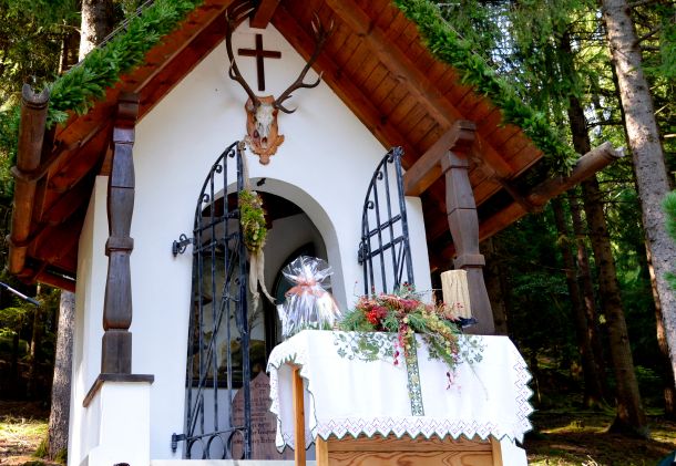 Sie sehen die Hubertuskapelle Lieserhofen als Symbolfoto