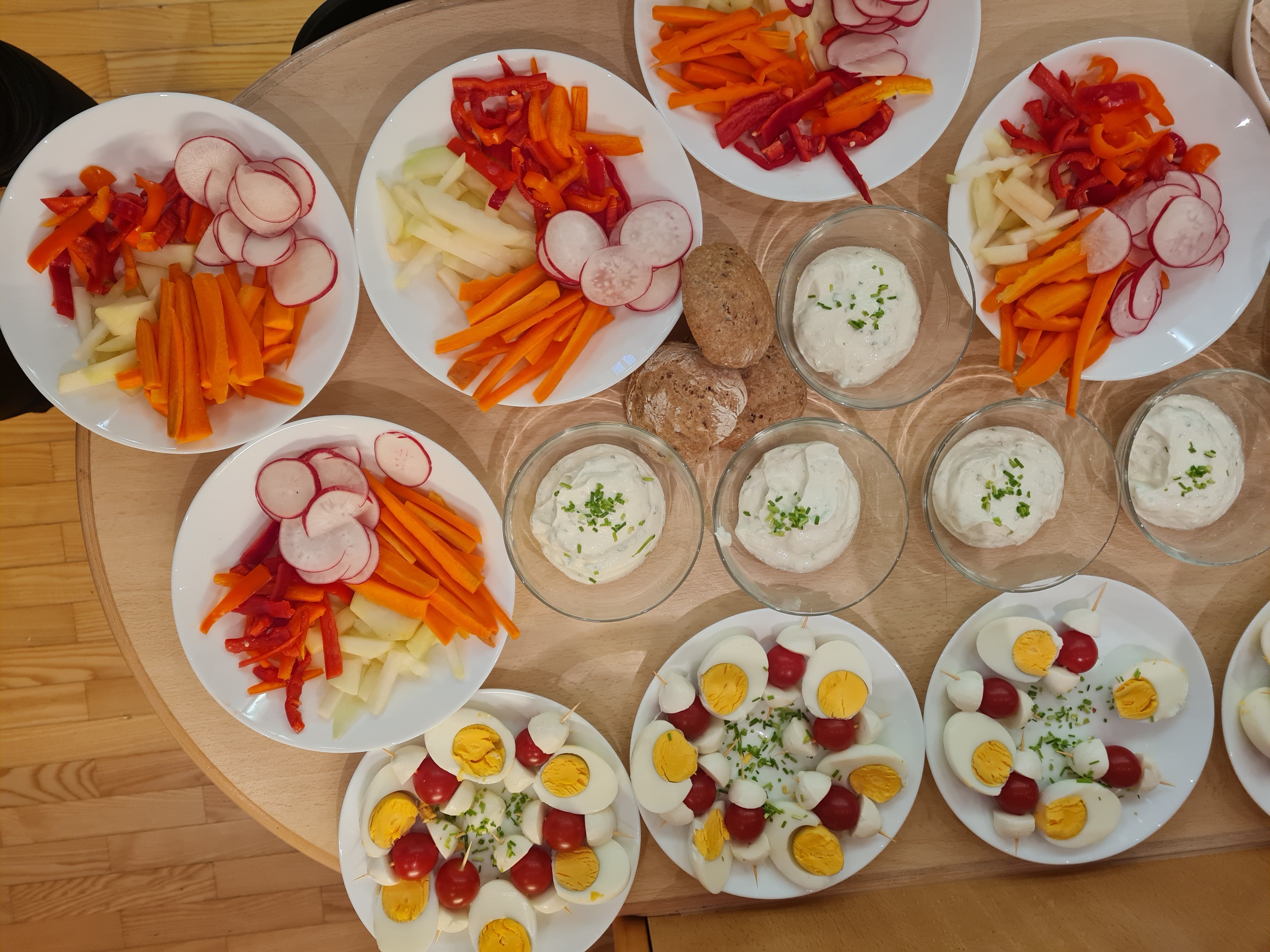 Ein gemeinsames Essen ist für den Umgang ganz wichtig, Sie sehen eine Gesunde Jause mit eiern und viel Gemüse was gemeinsam gekocht und gespeist wird. 